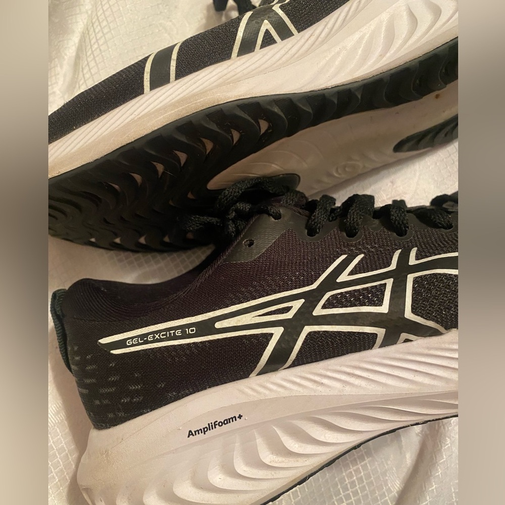 ASICS Black and White Running Shoes. Size 7.5 - Picture 9 of 9